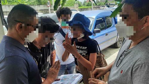 Граждане Китая Цзюнь Дай и Цзяли Се арестованы в Накхон-Патхоме по делу о попытке отправить в Австралию по почте 4 кг героина. Фото: Полиция Таиланда / Bangkok Post