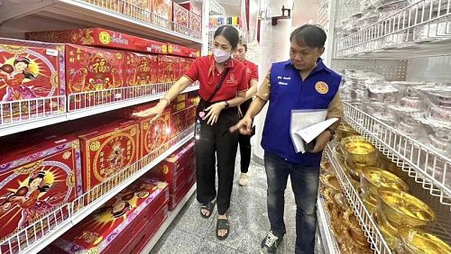 Проверки мест складирования и продажи пиротехники на Пхукете. Не исключено, что власти сейчас будут строже относиться к любым фейерверкам и петардам. Фото: Radio Thailand Phuket