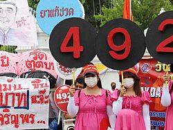 Тайские работники хотят повышения зарплат и новых рабочих мест