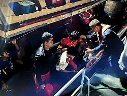 Моряки ВМФ Таиланда провели ночную эвакуацию пациента с судна в море