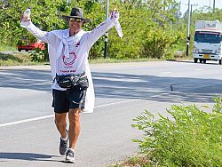 Джеймс Валентайн и его 1000 км пешком ради помощи детям
