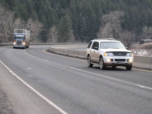 Полиция Таиланда призывает водителей быть умеренными в использовании противотуманных фар. Фото: Oregon Department of Transportation