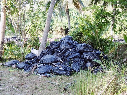 Груды мусора на главной свалке острова Рача-Яй.