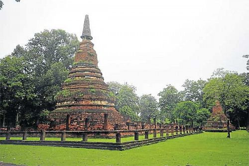 Центральный храм древнего города в историческом парке современного Кампхэнг-Пхета