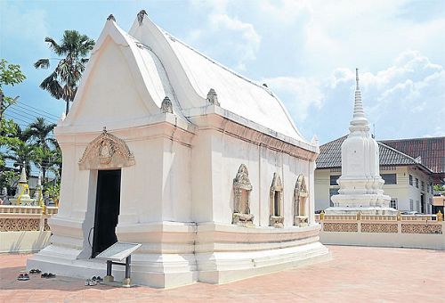 Молитвенный зал Вихан-Клаеб, расположенный в храмовом комплексе Кхао-Луа.