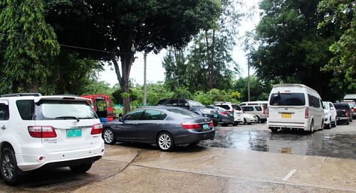 Парковка перед зданием суда утром 18 августа.