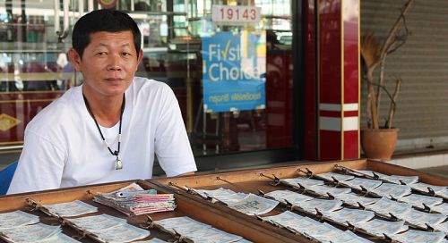 Продавец лотерейных билетов на Пхукете. Фото: The Phuket News