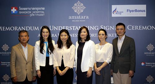 Праттана Пуннакитикасем (третья слева), Конгкиат Кеспечара (вторая слева и Омчира Канонгчайот (пятая слева) на церемонии подписания соглашения в Amatara Wellness Resort Phuket.