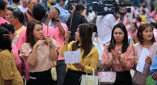 Тысячи человек молятся за здоровье Его Величества Короля Таиланда. Фото: Bangkok Post / Chanat Katanyu