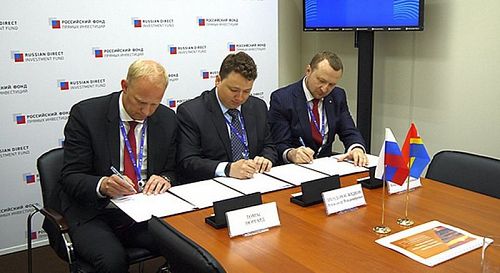Подписание трехстороннего соглашения на ПМЭФ. Фото: Правительство Калининградской области