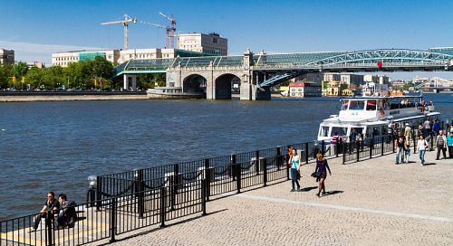 Набережная в Парке Горького в Москве. Фото: Максим Улитин / Wikimedia Commons