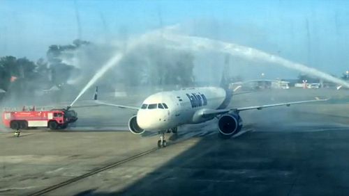 Первый прибывший на Пхукет самолет GoAir встретили в аэропорту водным салютом. Фото: GoAir