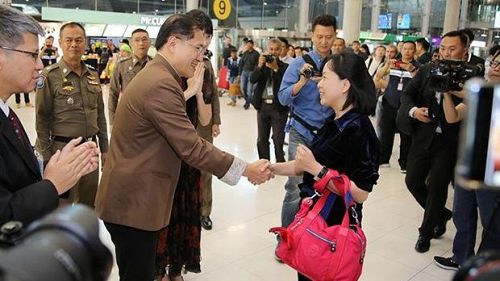 Министр спорта Таиланда лично приветствовал десятимиллионную туристку из Китая. Фото: Sutthiwit Chayutworakan / Bangkok Post