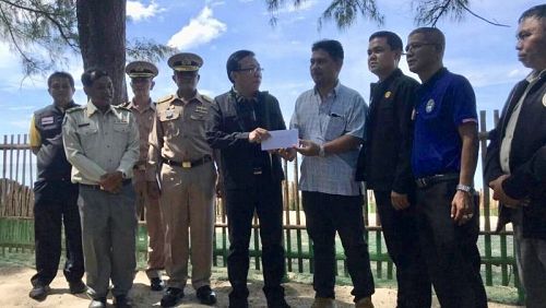 Нашедшие черепашьи яйца рыбаки получили денежное вознаграждение. Фото: Phuket Marine National Park Operation Center 2