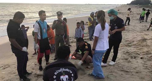 Море вынесло на тайский пляж мертвое тело без головы. Фото: Nujaree Raekrun / Bangkok Post