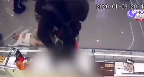 Двухлетний ребенок погиб при ограблении ювелирного магазина в Лопбури. Фото: Скриншот Mcot TV