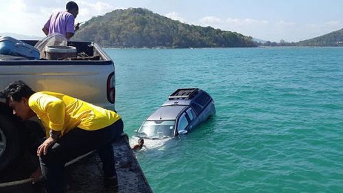 Пикак выкатился с парома и утонул в море по пути с острова Яо на Пхукет. Фото: Achadtaya Chuenniran