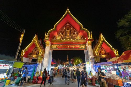Ярмарка у храма Wat Chalong продолжается на Пхукете. Фото: Wat Chalong