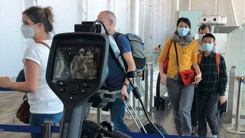 В аэропорту Пхукета продолжается проверка температуры у всех пассажиров из Китая. Фото: Туристическая полиция