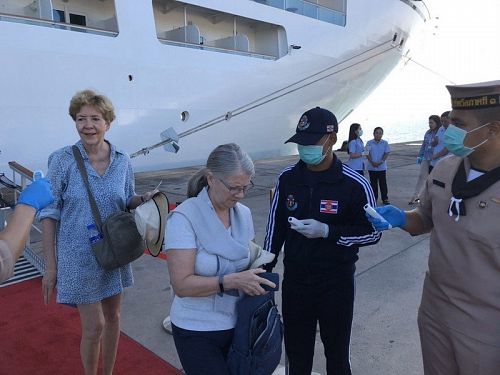Круизный лайнер c европейскими туристами прибыл на Пхукет. Фото: Иккапоп Тхонгтуб