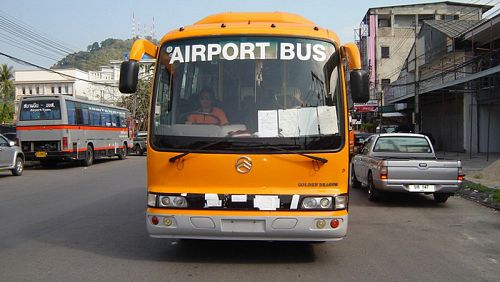 Автобус из Пхукет-Тауна в аэропорт перестанет ходить 31 марта. Фото: Phuket Airport Bus