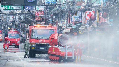 В понедельник, 30 марта, Бангла-Роуд в очередной раз помыли и продезинфицировали. Фото: Муниципалитет Патонга