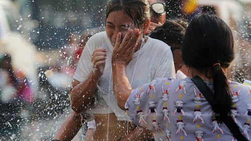 Обливания водой в Сонгкран в этом году запрещены повсюду. Фото: Bangkok Post