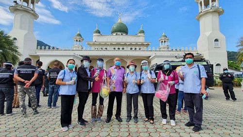 Подомовой обход жителей Банг-Таоне обошелся без массового сбора участников операции и визита губернатора. Фото: Phuket PR Department