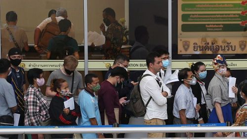 Визовые каникулы продлены во избежание массового скопления людей в офисах Иммиграционного бюро. Фото: Varuth Hirunyatheb / Bangkok Post