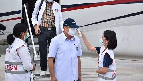 Глава Минздрава Таиланда прибыл на Пхукет утром 3 апреля. Фото: AoT Phuket