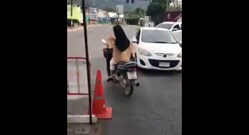 Женщина на мотоцикле проехала через КПП в Банг-Тао, игнорируя просьбы остановиться. Родственники нарушительницы сказали полиции, что у нее психическое расстройство.
