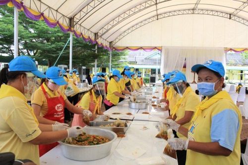 На Пхукете началась раздача бесплатных обедов от Его Величества. Еду готовят халяльной, чтобы помощью могли воспользоваться и мусульмане. Фото: Phuket PR Department