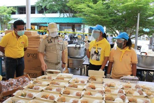 На Пхукете началась раздача бесплатных обедов от Его Величества. Еду готовят халяльной, чтобы помощью могли воспользоваться и мусульмане. Фото: Phuket PR Department
