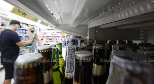Тайские магазины должны возобновить торговлю спиртным с 3 мая. Впрочем, теоретически губернаторы отдельных провинций вольны по собственной инициативе продлить сухой закон. Фото: Bangkok Post