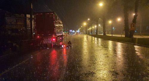 Мотоцикл столкнулся с грузовиком во время ночного дождя. Фото: Иккапоп Тхонгтуб