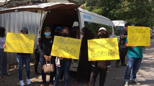Водители такси и микроавтобусов провели новый митинг в Сапан-Хине. Фото: Иккапоп Тхонгтуб