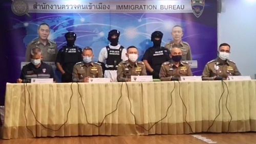 Заместитель начальника Иммиграционного бюро Таиланда генерал-майор Порнчай Кхунти на пресс-конференции. Фото: Иммиграционное бюро