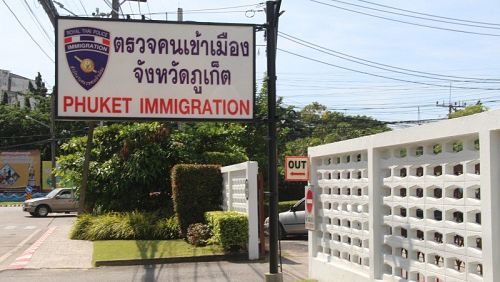 Иностранцы с годовыми визами не дождались смягчения требований по уровню дохода. Фото: Архив The Phuket News