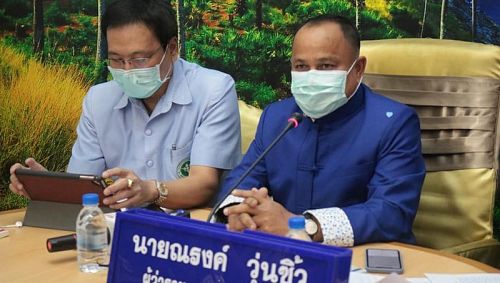 Губернатор Наронг Вунсиеу и глава местного офиса Минздрава (РРНО) Тханит Сермкэу. Фото: Phuket PR Department