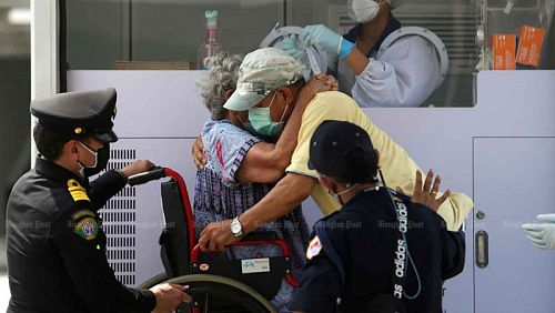Медики проводят массовое тестирование жителей района Клонг-Той на фоне локальной вспышки COVID-19. Фото: Wichan Charoenkiatpakul / Bangkok Post