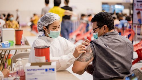 Вакцинация жителей Пхукета уже началась, но бизнес хотел бы ускорить этот процесс и готов даже вкладываться финансово. Фото: Vachira Phuket Hospital