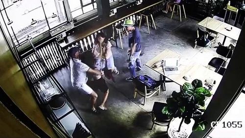 Конфликт с участием четырых человек разгорелся в кофейне в Чернг-Талей. Делом занимается полиция.