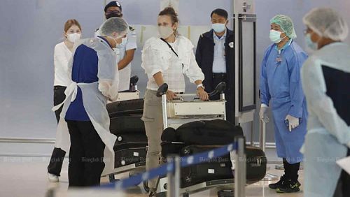 Авиапассажиры в бангкокском аэропорту Suvarnabhumi 1 ноября. Фото: Wichan Charoenkiatpakul / Bangkok Post