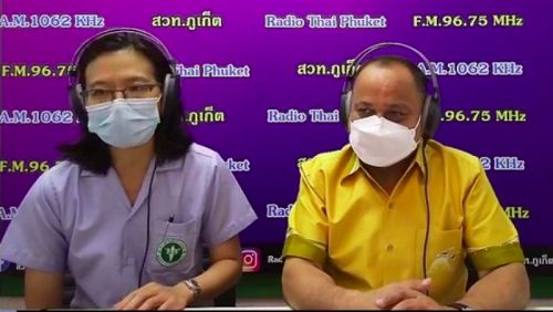 Губернатор Пхукета Наронг Вунсиеу (справа). Фото: Radio Thailand Phuket