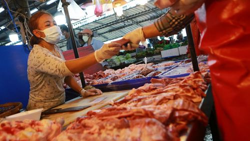 Мясной ряд на рынке в Самут-Пракане. Фото: Somchai Poomlard / Bangkok Post