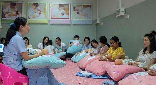 Занятие с будущими матерями в специальной клинике в провинции Кхон-Кэн (2019 год). Фото: Тхана Бунлерт / Bangkok Post
