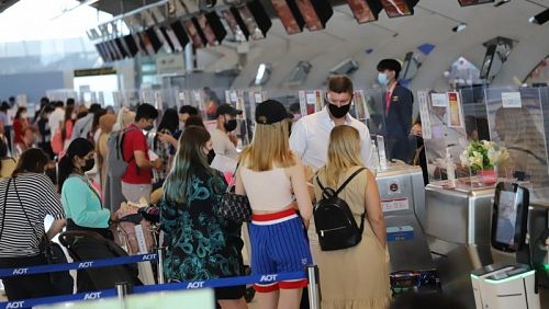 Пассажиры в бангкокском аэропорту Suvarnabhumi. Фото: Wichan Charoenkiatpakul / Bangkok Post