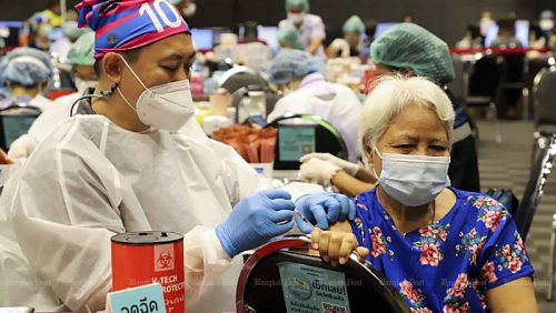 Прививки должны помочь Таиланду снизить уровень заболеваемости коронавирусом, хотя на Западе специалисты говорят, что вакцина нужна скорее для предотвращения тяжелого течения болезни. Фото: Фото: Pattarapong Chatpattarasill / Bangkok Post