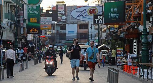 Бизнес призывает продолжать смягчение условий въезда в Таиланд. Фото: Varuth Hirunyatheb / Bankok Post