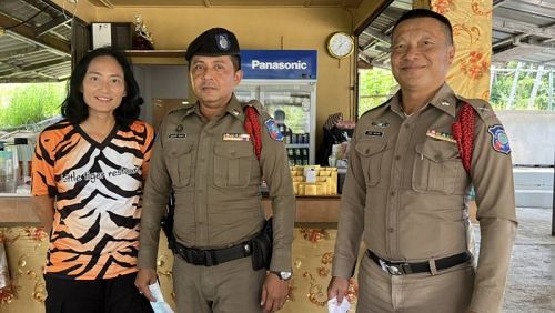 Хозяйка ресторана Напат Пиромрит с полицейскими. Фото: Иккапоп Тхонгтуб